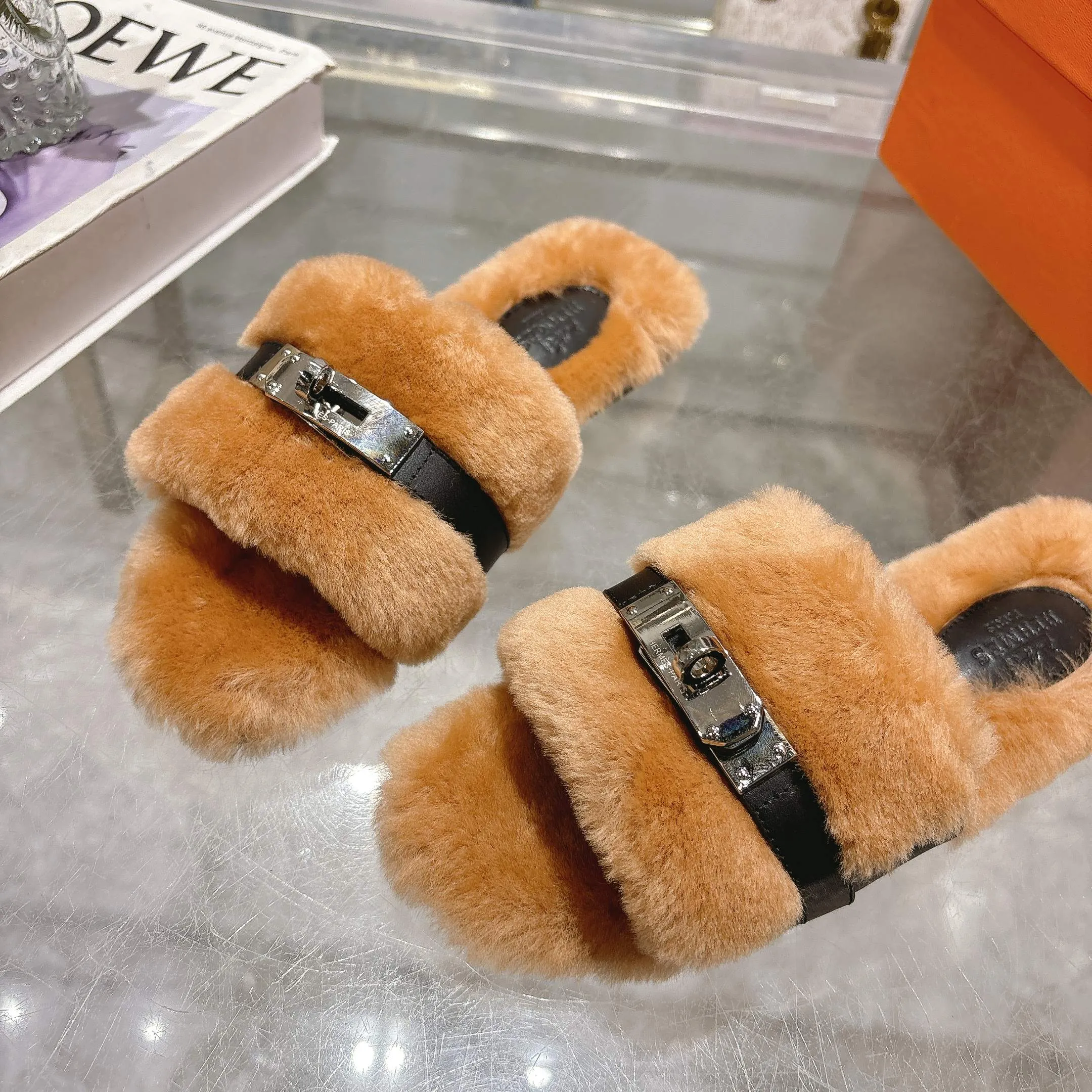 👟👟Ex-factory price 500👟👟 Purchasing agent level Hermes Hermès second uncle hair slippers are in stock all year round. 2025 new and new colors official website, Xiaohongshu synchronizes the latest color matching Hermès hot models are hot online, upgraded workmanship, high quality! Fashionable small wool H-trailers, autumn and winter style flat-soled wool mop, can be customized without standard, non-refundable and non-exchangeable. Fabric: Imported lamb's roll real wool. Lining: Imported lamb's roll real wool. Outsole: Genuine leather outsole. Size: 35-43, [Note: 41, 42, 43 customized]